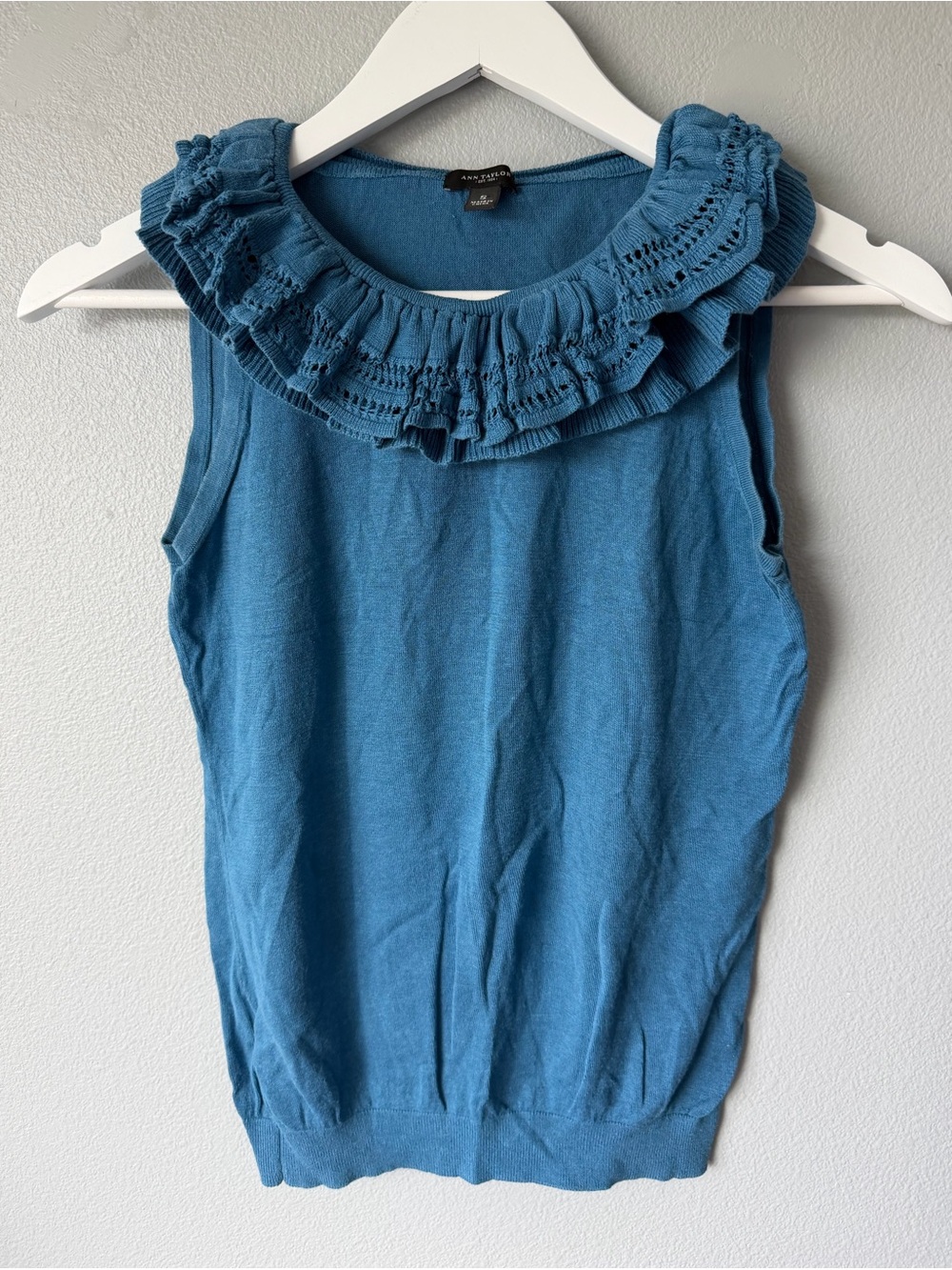 Ann Taylor blue ruffled collar silk blend sleeveless knit sweater Women’s sz S